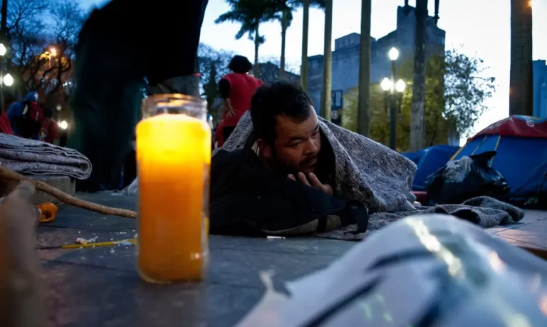 Moradores de rua sofrem com o frio em São Paulo