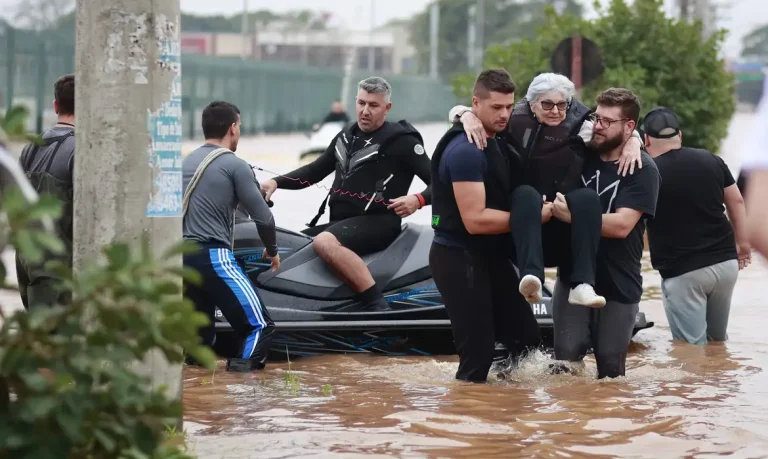 As fortes chuvas que castigam Canoas — e o Rio Grande do Sul — desde a semana passada resultaram em uma grande força-tarefa da Prefeitura para retirar famílias desalojadas ou desabrigadas de áreas de risco. Nas últimas horas, a mobilização se intensificou em bairros como Mathias Velho, Rio Branco, Cinco Colônias, Central Park, Fátima e Niterói. A ação conta com a Defesa Civil, as Forças Armadas, o Corpo de Bombeiros e voluntários. Foto: Pref. de Canoas/Divulgação