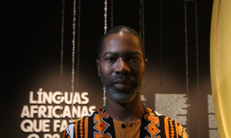 São Paulo (SP), 21/05/2024 - O cantor e compositor Tiganá Santana é o curador da mostra Línguas Africanas que Fazem o Brasil no Museu da Língua Portuguesa. Foto: Rovena Rosa/Agência Brasil