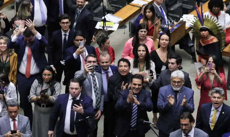 Brasília (DF) 14/12/2023 Sessão do Congresso Nacional para a votação de 40 vetos presidenciais e projetos de créditos suplementares para diversos órgãos federais. Oposição comemora a derrubada do veto do Marco temporal e desoneração da Folha.  Foto Lula Marques/ Agência Brasil