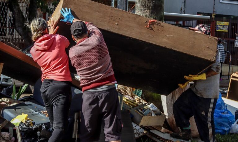 Porto Alegre (RS), 18/05/2024 – CHUVAS RS- LIXO -  Com a redução do nível do água, no bairro Menino Deus, em Porto Alegre, os trabalhos de limpeza começaram para a retirada de lama, lixo e entulho das ruas.. Foto: Rafa Neddermeyer/Agência Brasil