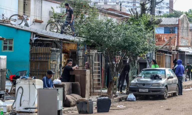 Porto Alegre (RS), 18/05/2024 – CHUVAS RS- LIXO -  Com a redução do nível do água, no bairro Menino Deus, em Porto Alegre, os trabalhos de limpeza começaram para a retirada de lama, lixo e entulho das ruas.. Foto: Rafa Neddermeyer/Agência Brasil