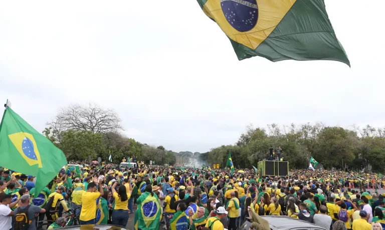 Manifestantes se reúnem em frente ao QG do Exército em Brasília