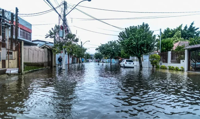 A cidade de Canoas enfrenta uma emergência devido às enchentes, com mais de 50 mil pessoas em áreas de risco afetadas pelos alertas de evacuação. A Defesa Civil precisa de barcos e voluntários aptos para auxiliar no resgate dos moradores. Foto: Thiago Guimarães/ PMC