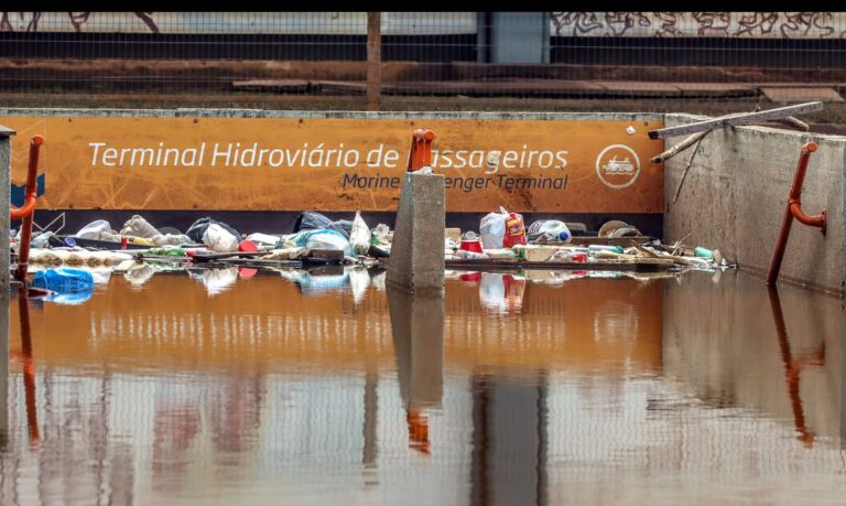 Porto Alegre (RS), 20/05/2024 – CHUVAS RS- LIMPEZA - Comerciantes retiram entulho e limpam lojas para retomar os negócios no Centro Histórico de Porto Alegre. Foto: Rafa Neddermeyer/Agência Brasil