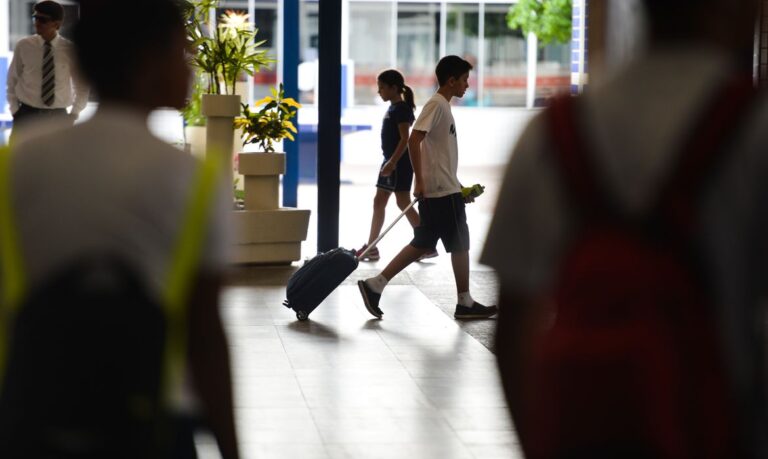 Brasília - O Colégio Maristinha de Brasília verifica se o peso das mochilas está adequado e orienta os pais sobre os cuidados necessários para evitar o peso excessivo  (Marcello Casal Jr/Agência Brasil)