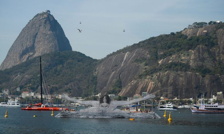 Rio de Janeiro - Artista francês Jr instala obra com tema esportivo na praia de Botafogo, zona sul da capital (Tomaz Silva/Agência Brasil)