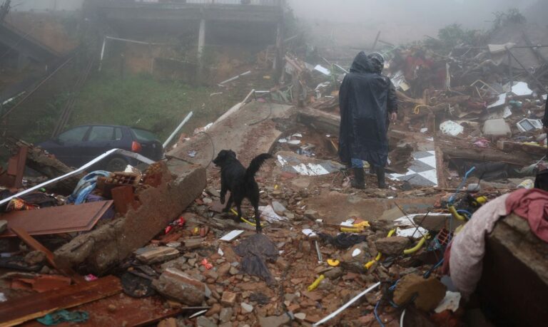 Petrópolis-RJ 23-03-2024 Trabalhador cobre escombros e caixões após fortes chuvas danificarem o Cemitério Municipal de Petrópolis, estado do Rio de Janeiro, Brasil, 23 de março de 2024. REUTERS/Pilar Olivares