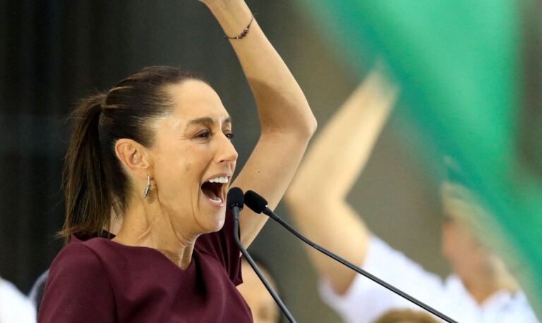 A candidata presidencial do partido governista Morena, Claudia Sheinbaum, ergue um punho ao discursar durante seu comício de encerramento de campanha na Praça Zocalo, na Cidade do México, México, em 29 de maio de 2024. REUTERS/Raquel Cunha