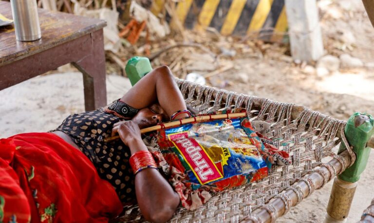 A trabalhadora agrícola Khilona, ​​de 50 anos, dorme em cama com leque feito à mão sob um galpão em sua casa, nas planícies aluviais de Yamuna, em um dia quente de verão durante onda de calor 
30/05/2024
REUTERS/Anushree Fadnavis