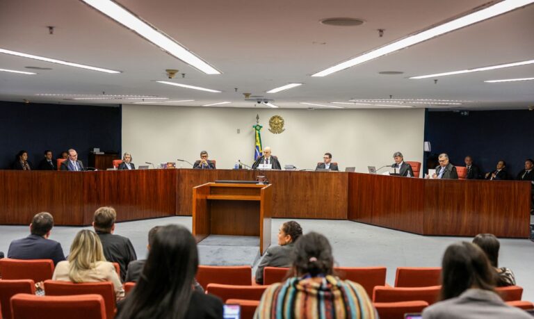 Brasília (DF) 18/06/2024 – Ministro do STF, Alexandre de Moares (c) durante julgamento na primeira turma do STF contra os irmãos Brazão.
Foto: Valter Campanato/Agência Brasil