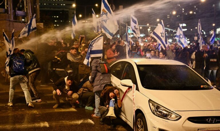 Tel Aviv, Israel, 24/02/ 2024. Protesto contra o governo do primeiro-ministro israelense Benjamin Netanyahu, em meio ao conflito em curso entre Israel e o grupo islâmico palestino Hamas de Gaza, em Tel Aviv, Israel, 24 de fevereiro de 2024. REUTERS/Dylan Martinez