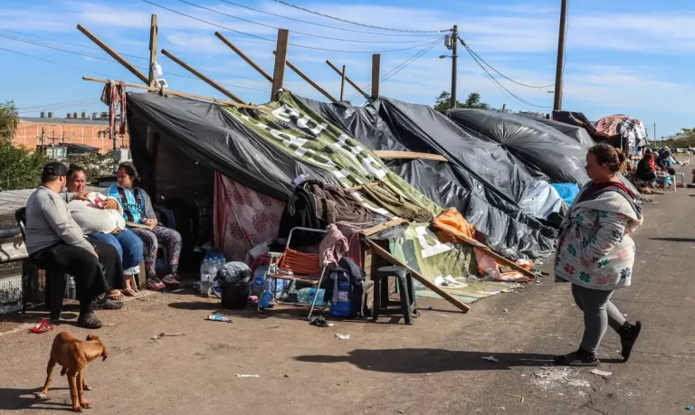 Porto Alegre (RS), 17/05/2024 – CHUVAS RS- DESABRIGADOS - Moradores desabrigados da Vila Santo André, divisa de Porto Alegre e Canoas, montam acampamento na rodovia,  esperando a água que invadiu suas casas baixe. - . Foto: Rafa Neddermeyer/Agência Brasil