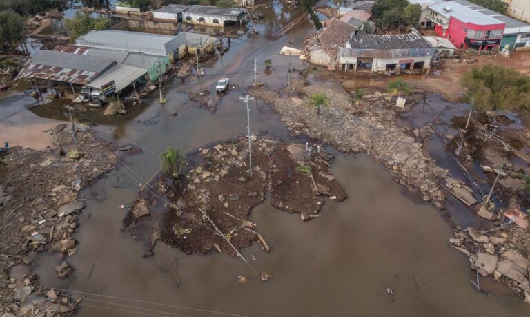 Eldorado do Sul (RS), 22/05/2024 – CHUVAS-RS - DESTRUIÇÃO - Conforme as águas vão baixando, moradores de Eldorado do Sul tendo contato com os estragos causados pelas enchentes. - Foto: Rafa Neddermeyer/Agência Brasil