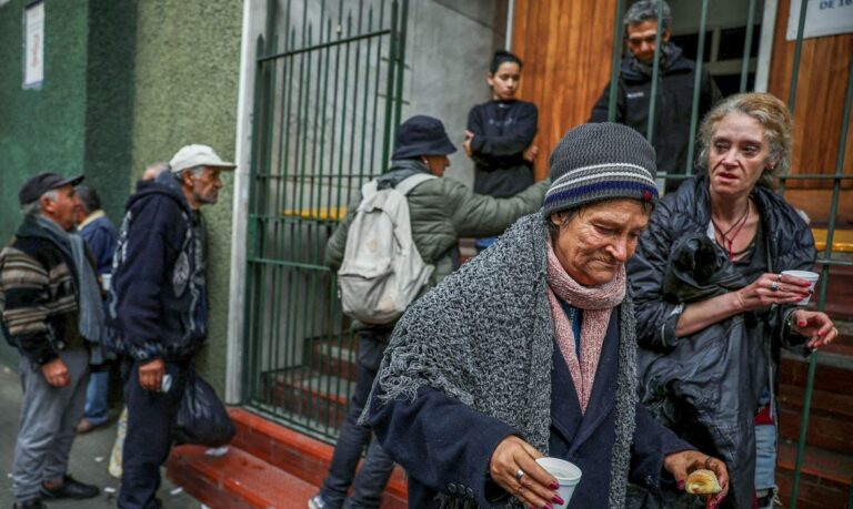 Mulher se afasta de fila após receber alimento de igreja que auxilia os pobres em Buenos Aires
31/05/2024 REUTERS/Agustin Marcarian