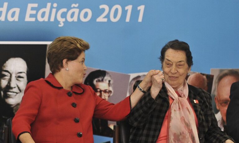 Brasília - A presidenta Dilma Rousseff, fala na cerimônia de entrega do Prêmio Almirante Álvaro Alberto para Ciência e Tecnologia de 2011 à economista e professora Maria da Conceição de Almeida Tavares. Arquivo. Antonio Cruz/ABR.