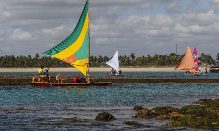 Ipojuca (PE), 26/10/2023 - O jangadeiro Armando Júnior leva turistas para visitar recifes de corais na praia de Porto de Galinhas. Foto: Fernando Frazão/Agência Brasil