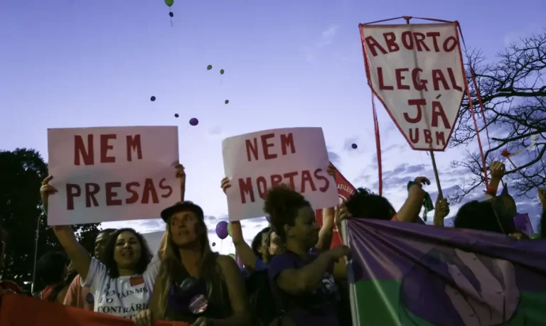 Participantes do Festival Pela Vida das Mulheres caminham do Museu Nacional da República até o Supremo Tribunal Federal (STF). Em frente à Corte, as ativistas fizeram um ato em defesa da descriminalização do aborto.