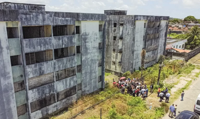 Recife (PE), 26.10.2023 – A Comissão de Assuntos Sociais do Senado, presidida pelo senador Humberto Costa, faz diligência no Janga, região metropolitana do Recife, e inspeciona os prédios-caixão, problema que se estende há mais de 30 anos. O grupo busca solução para que tragédias como a do Conjunto Beira Mar, no Janga, que matou 14 pessoas, não aconteçam mais. Foto: Roberto Stuckert Filho