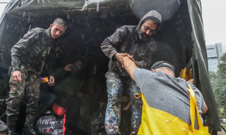 Porto Alegre (RS), 23/05/2024 – CHUVAS/ RS - ENCHENTES - Exército faz o resgate de pessoas, após forte chuva em Porto Alegre. Foto: Rafa Neddermeyer/Agência Brasil