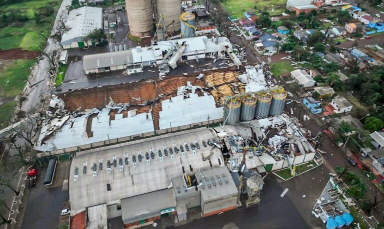 Brasília (DF) 16/06/2024 - No sábado, 15 de junho, por volta de 22h30, ocorreu, na cidade de São Luiz Gonzaga, um fenômeno classificado pela Sala de Situação do Estado como uma microexplosão, decorrente de uma intensa instabilidade associada a uma frente-fria estacionária, juntamente com o fluxo de umidade do norte do país. 

Foto: Casa Civil RS/Divulgação