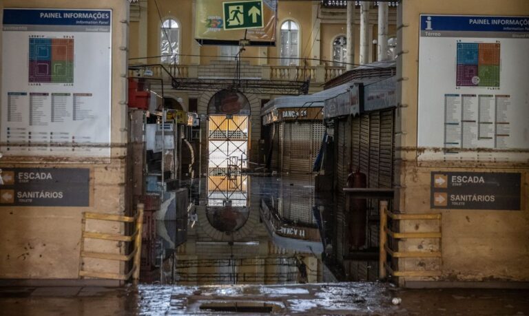 Porto Alegre (RS), 25/05/2024 – CHUVAS RS - MERCADO PÚBLICO -  Interior do Mercado Público de Porto Alegre ainda permenece com água. Foto: Rafa Neddermeyer/Agência Brasil