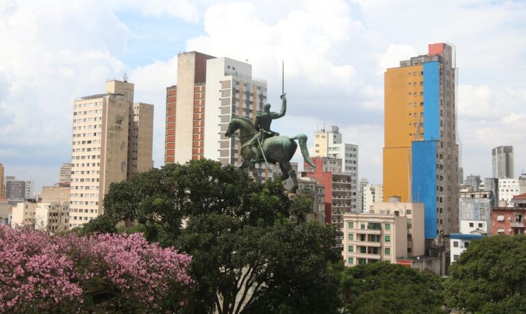 São Paulo (SP), 12/04/2023 - Praça Princesa Isabel em Campos Elísios, região central.  Entidades que realizam trabalhos sociais na região da Cracolândia, no centro da capital paulista, estão pedindo para que o governo federal assuma a implementação de programas para o atendimento dos dependentes químicos que vivem no território. Segundo as entidades, os projetos da prefeitura e do governo do estado de São Paulo não estão dando resultado e acumulam denúncias de violações de direitos humanos. Foto: Rovena Rosa/Agência Brasil