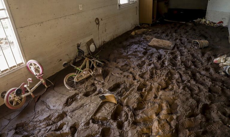 Muçum (RS), 22/06/2024 -  Interior de casa tomado de lama após enchente que atingiu toda a região. Foto: Bruno Peres/Agência Brasil