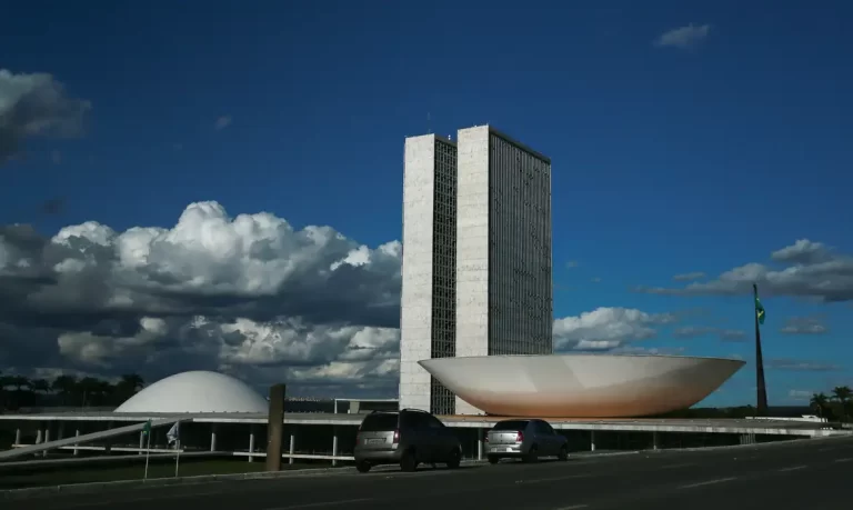 A cúpula menor, voltada para baixo, abriga o Plenário do Senado Federal. A cúpula maior, voltada para cima, abriga o Plenário da Câmara dos Deputados