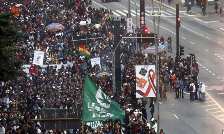 São Paulo (SP), 17/06/2023 - 15ª edição da Marcha da Maconha São Paulo na Avenida Paulista  - Tema “Antiproibicionismo por uma questão de classe – Reparação por necessidade”. Foto Paulo Pinto/Agência Brasil