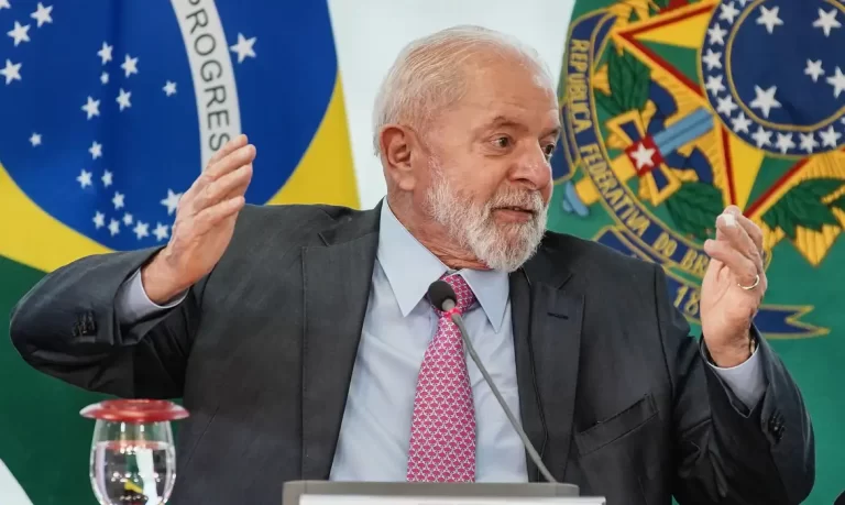 Brasília (DF), 21/02/2024, O presidente Lula se reúne com o ministro do Esporte, André Fufuca, acompanhado de uma comitiva oficial da Fifa. Esta comitiva realiza visita de inspeção ao Brasil no contexto do processo de candidatura do país para sediar a Copa do Mundo Feminina da FIFA 2027.  Foto: Rafa Neddermeyer/Agência Brasil