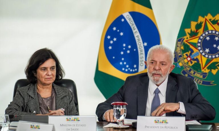 Brasília, 04/06/2024 - O presidente Luiz Inácio Lula da Silva (d) acompanhado da ministra, Nísia Trindade, sancionam o projeto de Lei nº 4364/2020, que institui a política nacional de cuidado integral às pessoas com doença de alzheimer e outras demências.
Foto: Rafa Neddermeyer/Agência Brasil