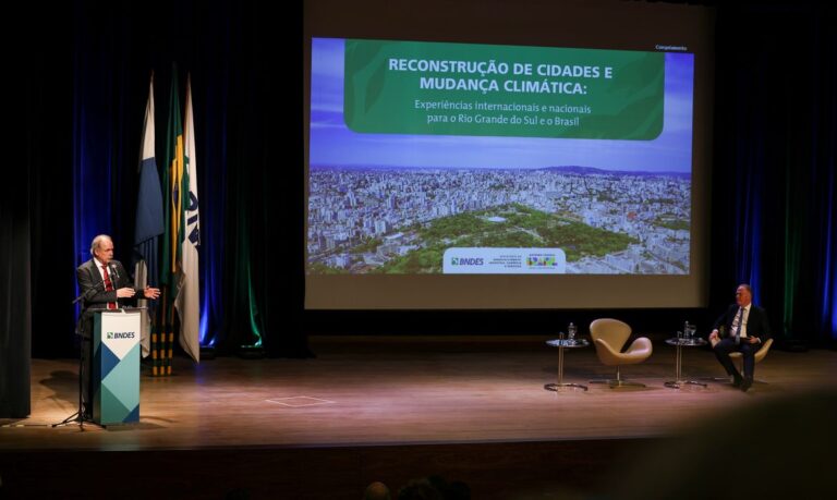 Rio de Janeiro (RJ), 18/06/2024 – O presidente do Banco Nacional de Desenvolvimento Econômico e Social (BNDES), Aloizio Mercadante durante debate “Reconstrução de cidades e mudança climática: experiências internacionais e nacionais para o Rio Grande do Sul e o Brasil”, na instituição, no centro da capital fluminense. Foto: Tomaz Silva/Agência Brasil