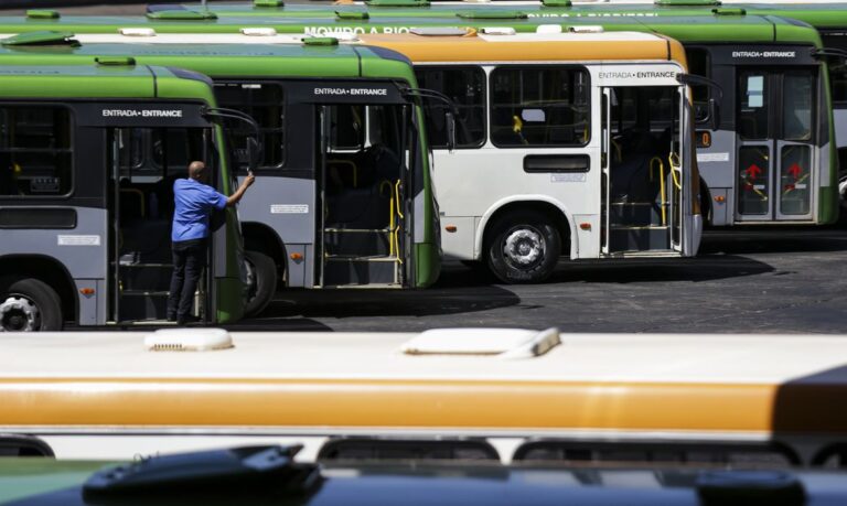 Brasília (DF), 09/08/2023 - Movimentação de passageiros e ônibus na Rodoviária do Plano Piloto. Nos dias 8 e 9 de agosto acontece, em Brasília, o 36º Seminário Nacional de Transporte Urbano, em que empresários, entidades de classe, especialistas e representantes de governo debatem as mudanças necessárias no setor. Foto: Marcelo Camargo/Agência Brasil