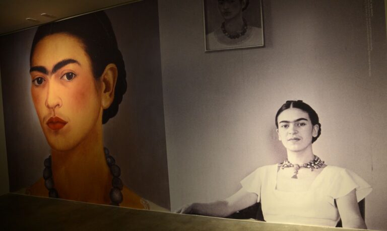 Brasília - O estilo inconfundível da pintora mexicana Frida Kahlo pode ver visto de perto na exposição,Frida Kahlo – conexões entre mulheres surrealistas no México, já aberta na Caixa Cultural,  até o dia 5 de junho (Elza Fiuza/Agência