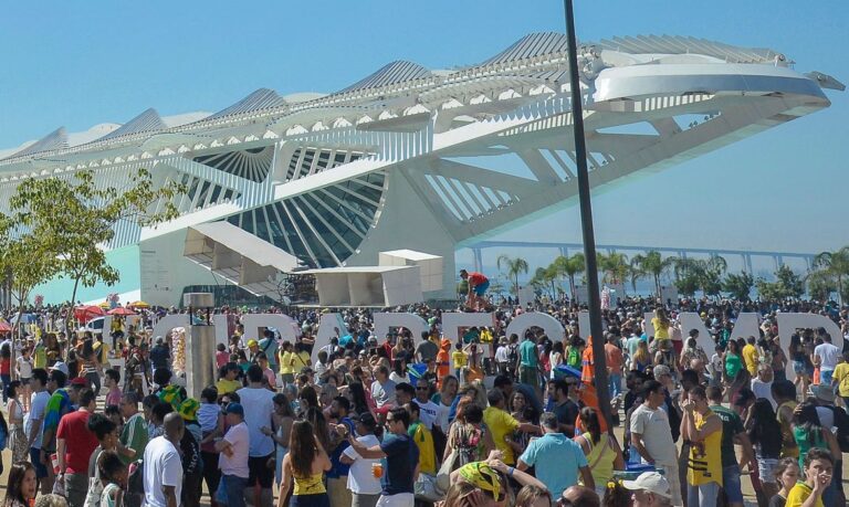 Rio de Janeiro - A Maratona Feminina Olímpica, que passa pelas ruas da cidade, e o Boulevard Olímpico lotam a região central da cidade. (Tânia Rêgo/Agência Brasil)