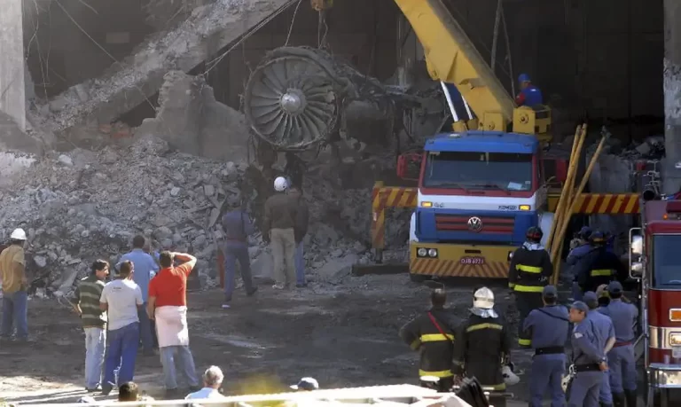 Bombeiros retiram escombros do prédio destruído pelo avião da TAM no maior acidente da história da aviação brasileira, ao lado do Aeroporto de Congonhas