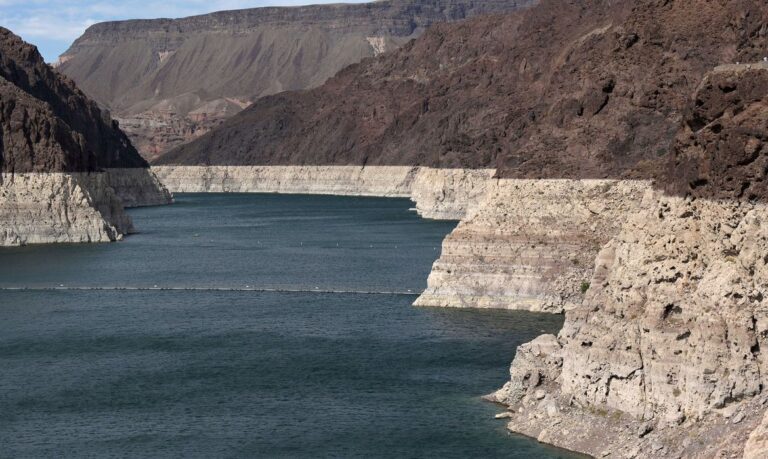 Reservatório da represa Hoover diminui a nível recorde, em sinal de seca extrema, perto de Las Vegas