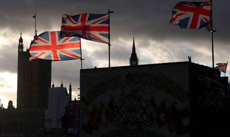 Reino Unido proíbe câmeras da China em prédios do governo. Na foto, o Parlamento britânico, em Londres