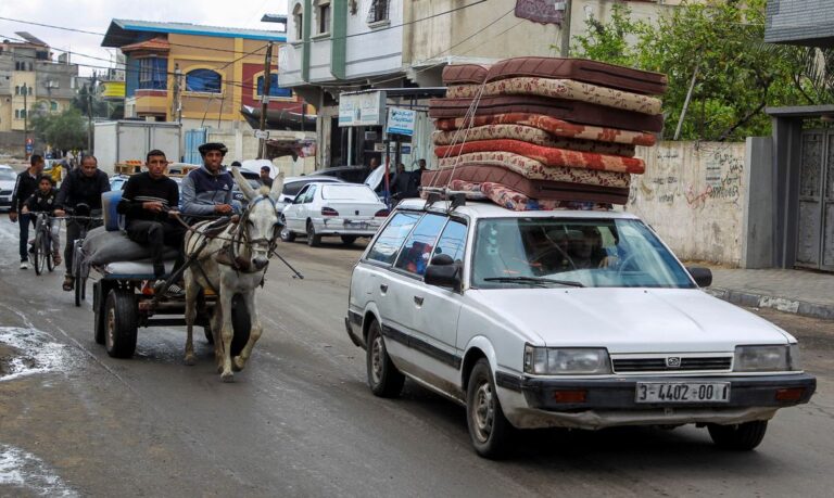 People flee the eastern parts of Rafah after the Israeli military began evacuating Palestinian civilians ahead of a threatened assault on the southern Gazan city, amid the ongoing conflict between Israel and Hamas, in Rafah, in the southern Gaza Strip May 6, 2024. REUTERS/Hatem Khaled