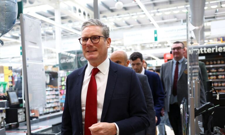 Líder do Partido Trabalhista do Reino Unido, Keir Starmer, caminha em supermercado em Wiltshire, durante evento de campanha
19/06/2024 REUTERS/Hannah McKay