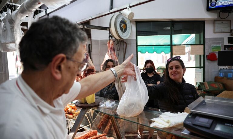 Açougueiro Dario Barrandeguy, em Buenos Aires
10/06/2024
REUTERS/Agustin Marcarian