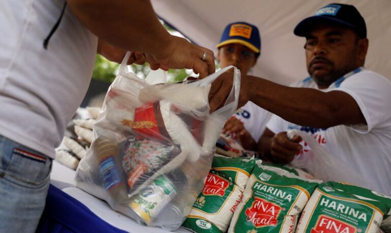 A person buys food reduced in price and offered as part of Venezuela's President Nicolas Maduro's presidential campaign, while he seeks reelection for a third term in the upcoming election on July 28, in Caracas, Venezuela, July 21, 2024. Reuters/Leonardo Fernandez Viloria/Proibida reprodução