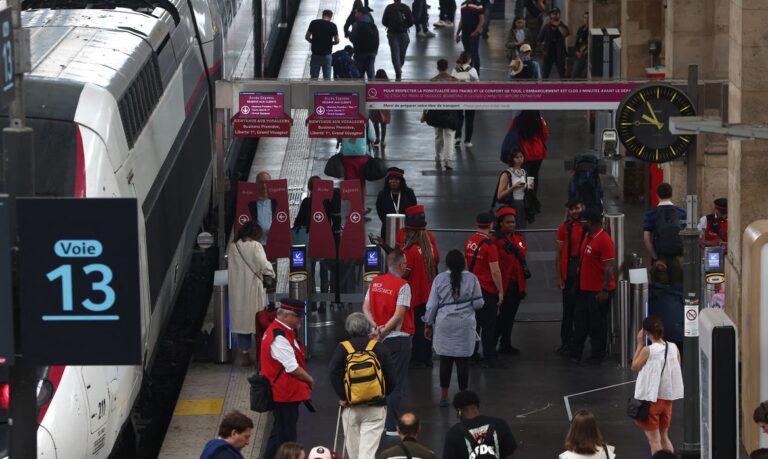 Paris 2024 Olympics - Previews - Gare du Nord, Paris, France - July 26, 2024. Staff and passengers are pictured at Gare du Nord station after threats against France's high-speed TGV network, ahead of the Paris 2024 Olympics opening ceremony. Reuters/Yves Herman/Proibida reprodução