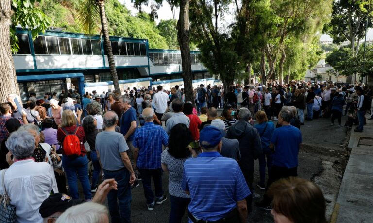 People queue to cast their vote at a polling station during the presidential election, in Caracas, Venezuela, July 28, 2024. REUTERS/Enea Lebrun