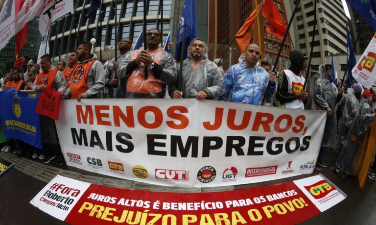 São Paulo SP 30/07/2024  Centrais sindicais fazem manifestação nacional contra os juros altos em frente ao Banco Central na avenida Paulista, em São Paulo,

Foto: Paulo Pinto/Agência Brasil