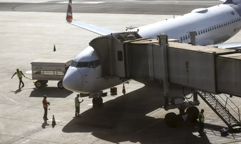 Movimentação de aviões comerciais no aeroporto de Brasília.