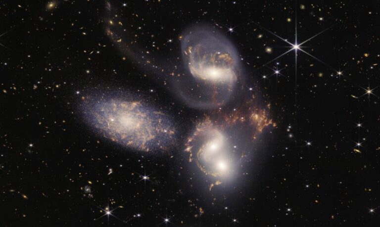 Stephan's Quintet, um agrupamento visual de cinco galáxias