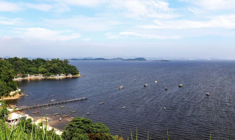 Mauá (RJ), 27/03/2023 - Vista do litoral de Mauá com a Baia de Guanabara. Foto: Tânia Rêgo/Agência Brasil