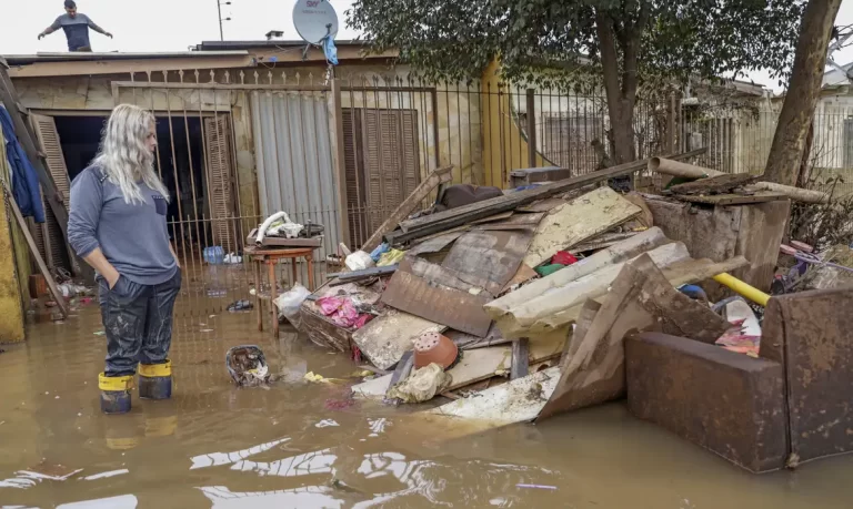 Porto Alegre (RS), 20/06/2024 - Inês da Silva olha os móveis da sua casa em rua alagada pela enchente no município de Eldorado do Sul. Foto: Bruno Peres/Agência Brasil